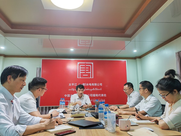 郭亚斌主持召开缅甸代表处专题会议小.jpg