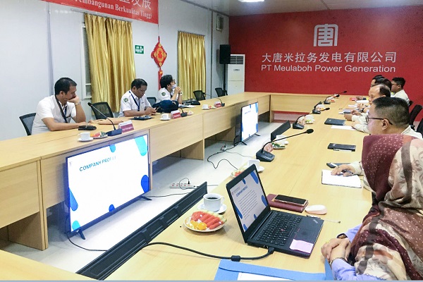 印尼国家劳工部到大唐印尼米拉务公司检查工作.jpg
